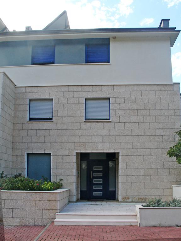 Ceres Apartment *